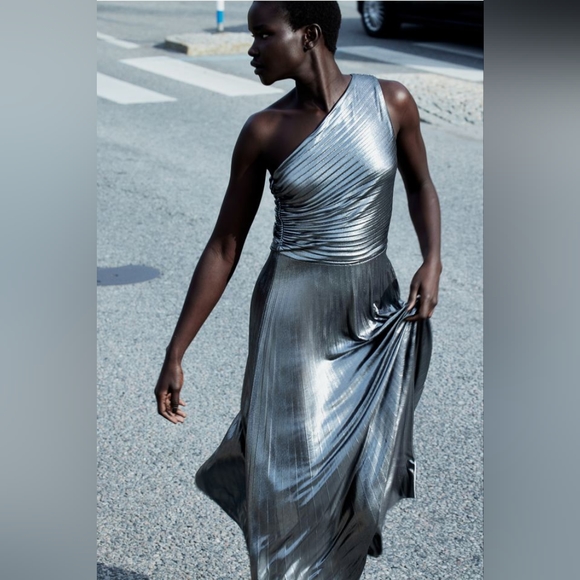 BNWT H&M Metallic-Coated Draped One-Shoulder Pleated Jersey Dress Silver Sz S, L - Picture 2 of 9